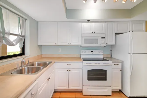 104 Capri Isles Blvd 107, Venice, Florida 34292, 1 Bedroom Bedrooms, ,1 BathroomBathrooms,Condo,Annual Rental,Capri Isles Blvd,3078